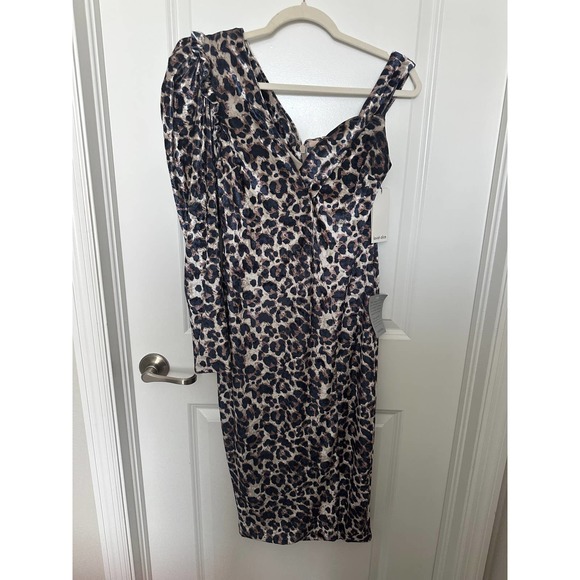 Lavish Alice ANIMAL PRINT LONG SLEEVE VELVET DRESS - Picture 3 of 11